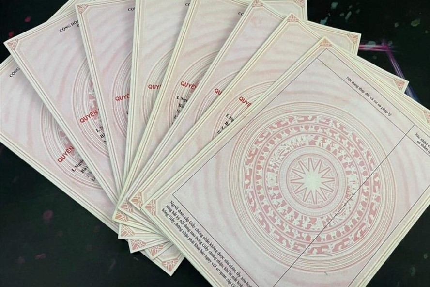 Nhóm đối tượng làm giả sổ đỏ lừa bán chiếm đoạt tiền đặt cọc. Nhóm đối tượng làm giả sổ đỏ lừa bán chiếm đoạt tiền đặt cọc.