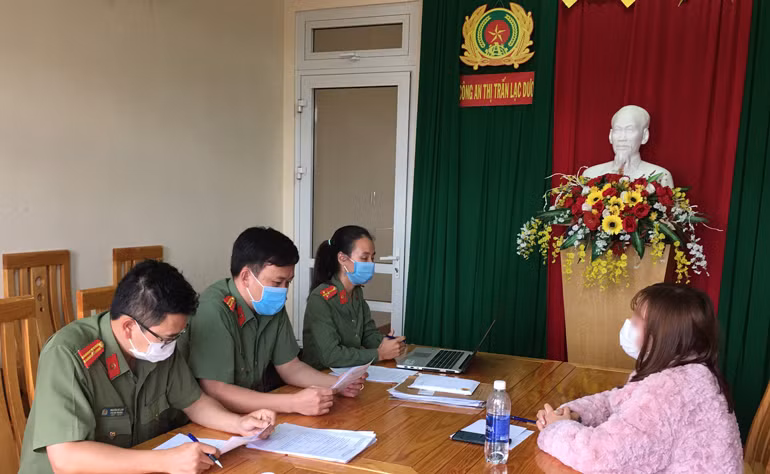 Công an Lâm Đồng làm việc với bà T.Th.H.L về thông tin thất thiệt đăng tải trên mạng xã hội. Ảnh: Phòng PA05
