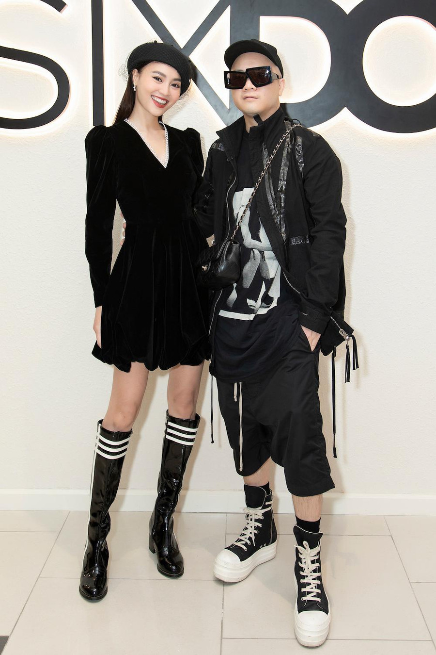 Xuất hiện trong sự kiện ra mắt cửa hàng thời trang của nhà thiết kế Đỗ Mạnh Cường, Ninh Dương Lan Ngọc diện chiếc váy đen xòe nhẹ điệu đà. Cô phối cùng mũ nồi, giày boots da cổ cao giúp hình ảnh trẻ trung hơn. Ảnh: Huy Nguyễn, Đinh Trung Tín Xuất hiện trong sự kiện ra mắt cửa hàng thời trang của nhà thiết kế Đỗ Mạnh Cường, Ninh Dương Lan Ngọc diện chiếc váy đen xòe nhẹ điệu đà. Cô phối cùng mũ nồi, giày boots da cổ cao giúp hình ảnh trẻ trung hơn. Ảnh: Huy Nguyễn, Đinh Trung Tín