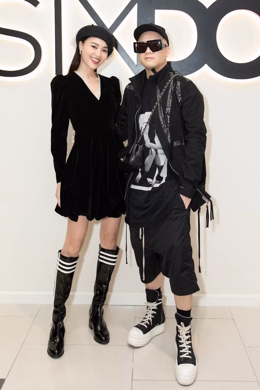 Xuất hiện trong sự kiện ra mắt cửa hàng thời trang của nhà thiết kế Đỗ Mạnh Cường, Ninh Dương Lan Ngọc diện chiếc váy đen xòe nhẹ điệu đà. Cô phối cùng mũ nồi, giày boots da cổ cao giúp hình ảnh trẻ trung hơn. Ảnh: Huy Nguyễn, Đinh Trung Tín Xuất hiện trong sự kiện ra mắt cửa hàng thời trang của nhà thiết kế Đỗ Mạnh Cường, Ninh Dương Lan Ngọc diện chiếc váy đen xòe nhẹ điệu đà. Cô phối cùng mũ nồi, giày boots da cổ cao giúp hình ảnh trẻ trung hơn. Ảnh: Huy Nguyễn, Đinh Trung Tín