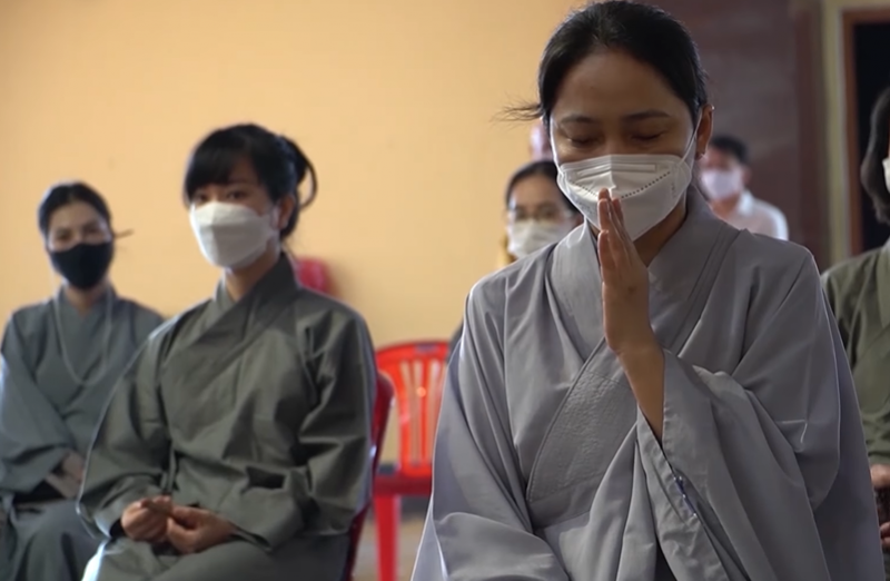 Phút giây lắng lòng tưởng niệm nạn nhân tử vong vì COVID-19.