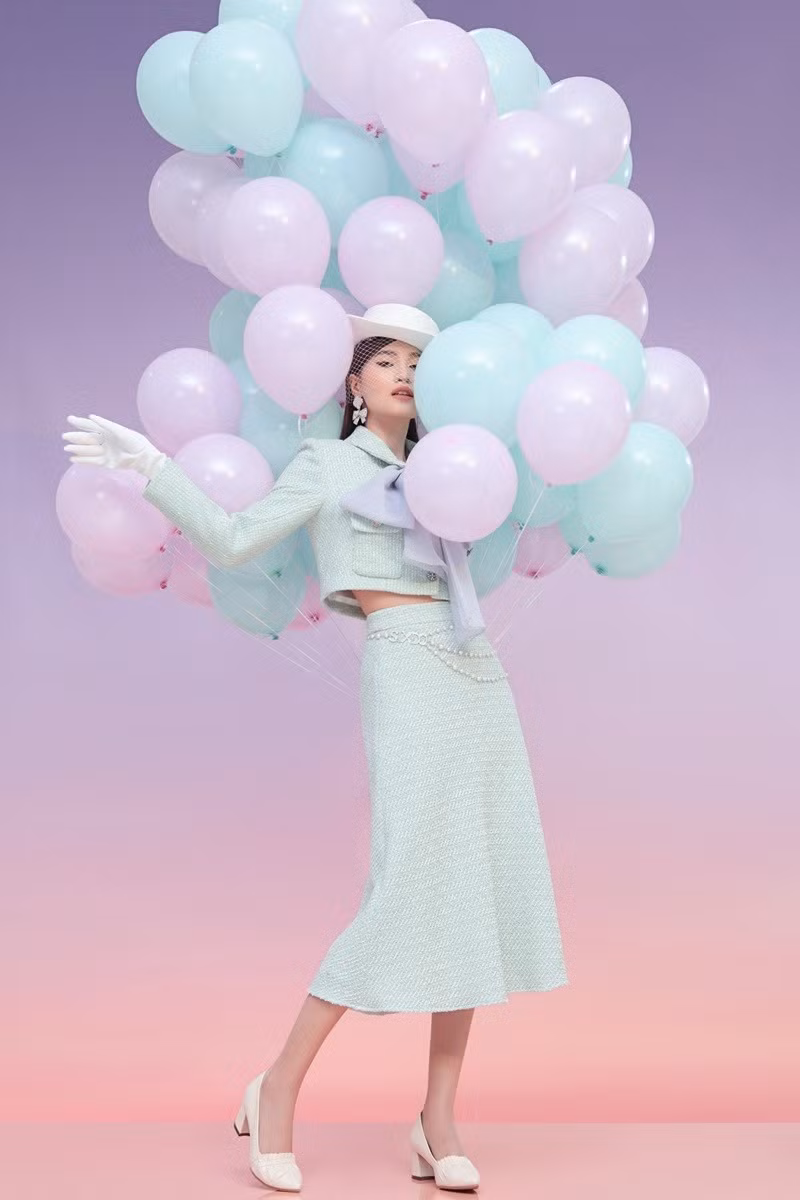 Lan Ngọc diện bộ cánh xanh bạc hà tôn da. Chân váy chữ A với độ xòe vừa phải mang đến sự thuận tiện cho người mặc, song vẫn đảm bảo gọn gàng. Nữ diễn viên phối váy áo khoác dáng ngắn, khoe vòng eo nhỏ.