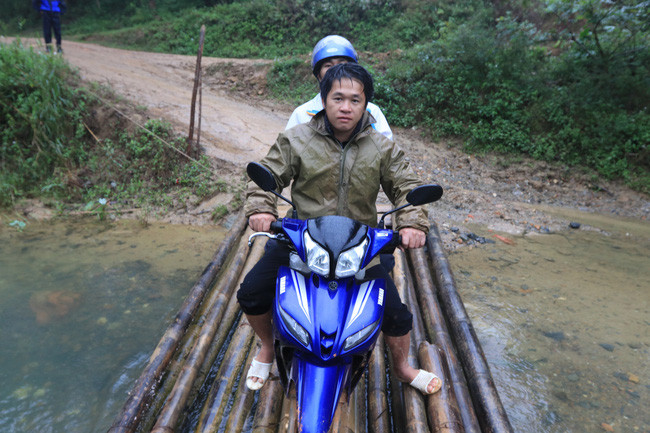 Người dân hàng ngày phải đi qua cầu tre nguy hiểm. Ảnh: Gia Tưởng