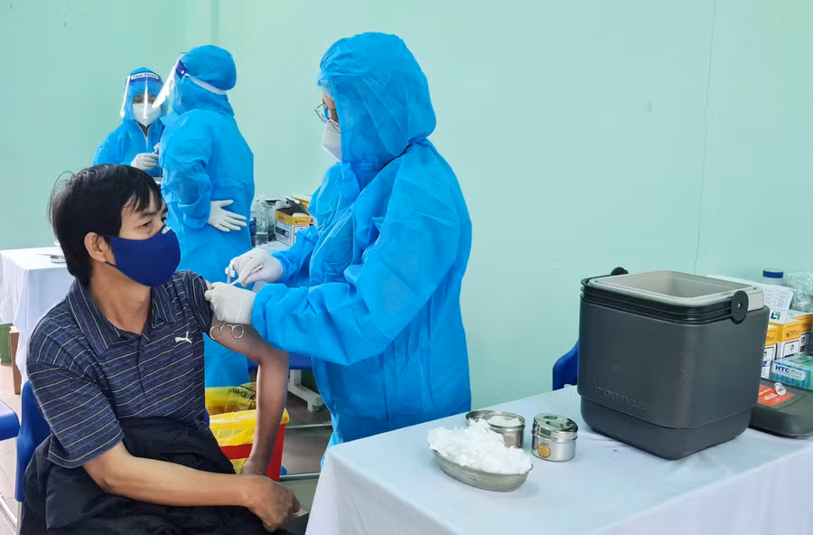 Nhân viên y tế tiêm vắc xin phòng Covid-19 cho người dân TP. Pleiku. Ảnh: Bá Bính