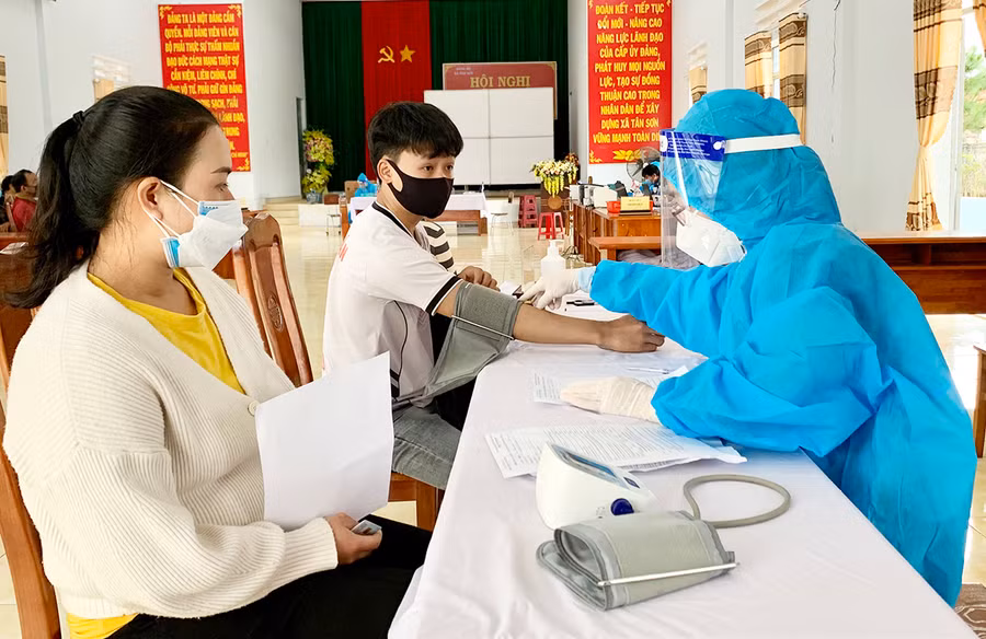  Nhân viên y tế khám sàng lọc trước khi tiêm vắc xin phòng Covid-19 cho người dân trên địa bàn xã Tân Sơn, TP. Pleiku. Ảnh: Như Nguyện