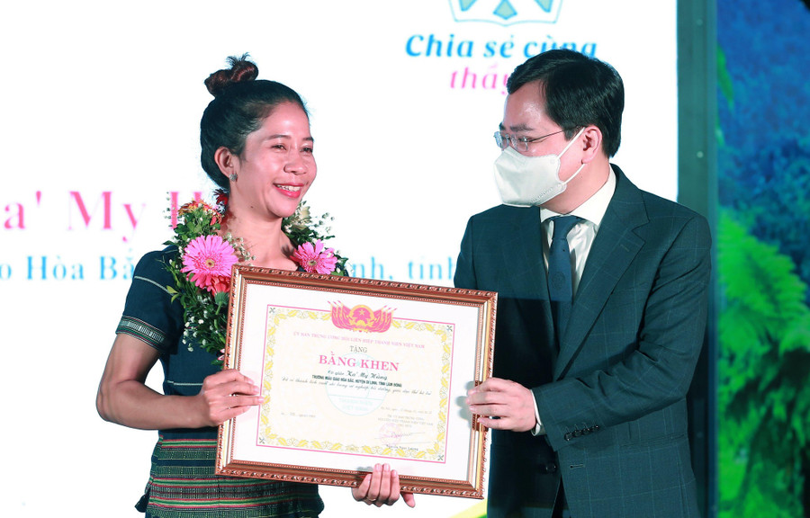 Anh Nguyễn Anh Tuấn trao bằng khen cho giáo viên được tuyên dương. Ảnh: Bảo Anh Anh Nguyễn Anh Tuấn trao bằng khen cho giáo viên được tuyên dương. Ảnh: Bảo Anh