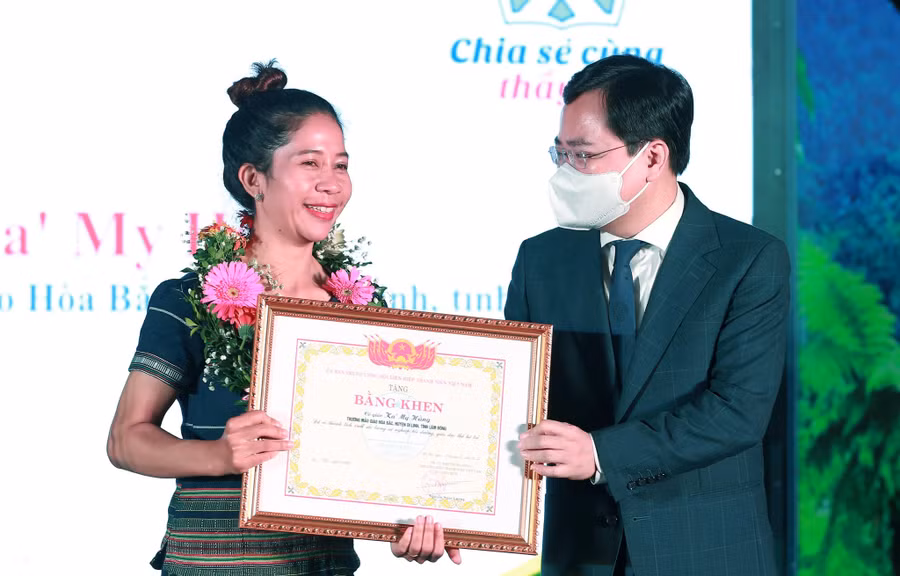  Anh Nguyễn Anh Tuấn trao bằng khen cho giáo viên được tuyên dương. Ảnh: Bảo Anh