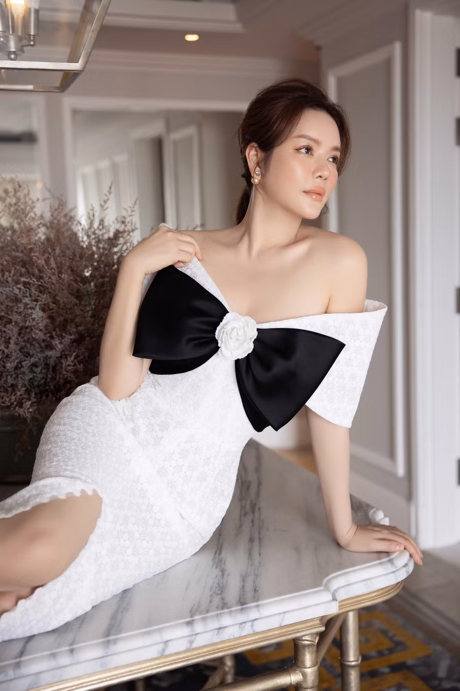 Dù chỉ trang điểm nhẹ, Lý Nhã Kỳ vẫn nổi bật nhờ khí chất quý phái.