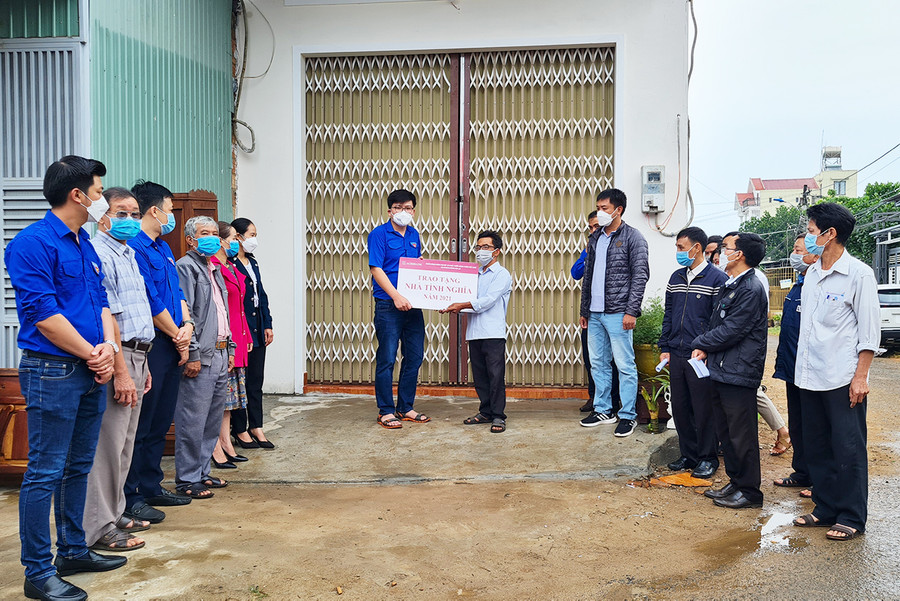  Đại diện Ngân hàng Agribank-chi nhánh Đông Gia Lai trao tặng nhà tình nghĩa cho gia đình ông Lê Ngọc Vinh (tổ 8, phường Phù Đổng, TP. Pleiku). Ảnh: Bá Bính