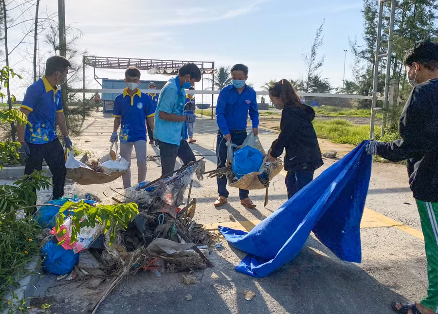 Rác thải dọn ở bãi biển Đà Nẵng được tập kết để vận chuyển đến bãi rác. Ảnh: Ngọc Hân