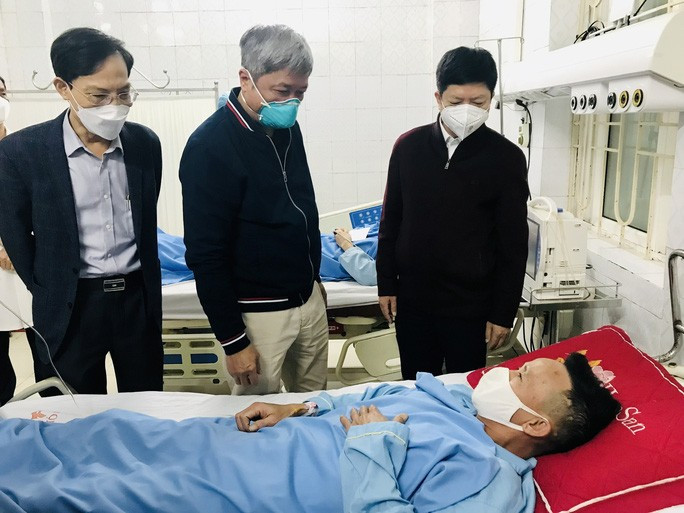 Thứ trưởng Bộ Y tế Nguyễn Trường Sơn (giữa) và lãnh đạo tỉnh Thanh Hóa (trái) thăm hỏi các công nhân đang điều trị tại Bệnh viện Đa khoa tỉnh Thanh Hóa chiều ngày 26-11 - Ảnh: Thái Bình  Thứ trưởng Bộ Y tế Nguyễn Trường Sơn (giữa) và lãnh đạo tỉnh Thanh Hóa (trái) thăm hỏi các công nhân đang điều trị tại Bệnh viện Đa khoa tỉnh Thanh Hóa chiều ngày 26-11 - Ảnh: Thái Bình