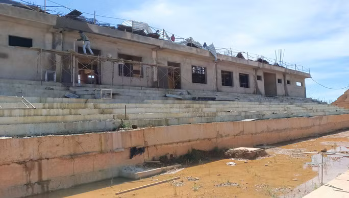 Tổng thể sân vận động có diện tích gần 7 ha, gồm 3 nhóm hạng mục chính: mặt sân, đường chạy và khán đài.