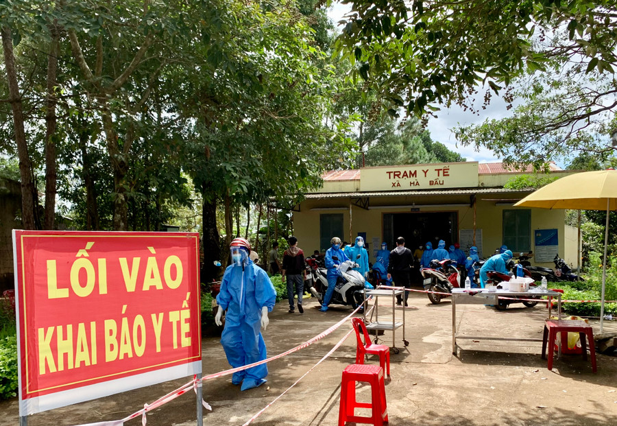 Lực lượng chức năng chuẩn bị triển khai lấy mẫu xét nghiệm diện rộng tại 7 làng trên địa bàn xã Hà Bầu, huyện Đak Đoa. Ảnh: Như Nguyện
