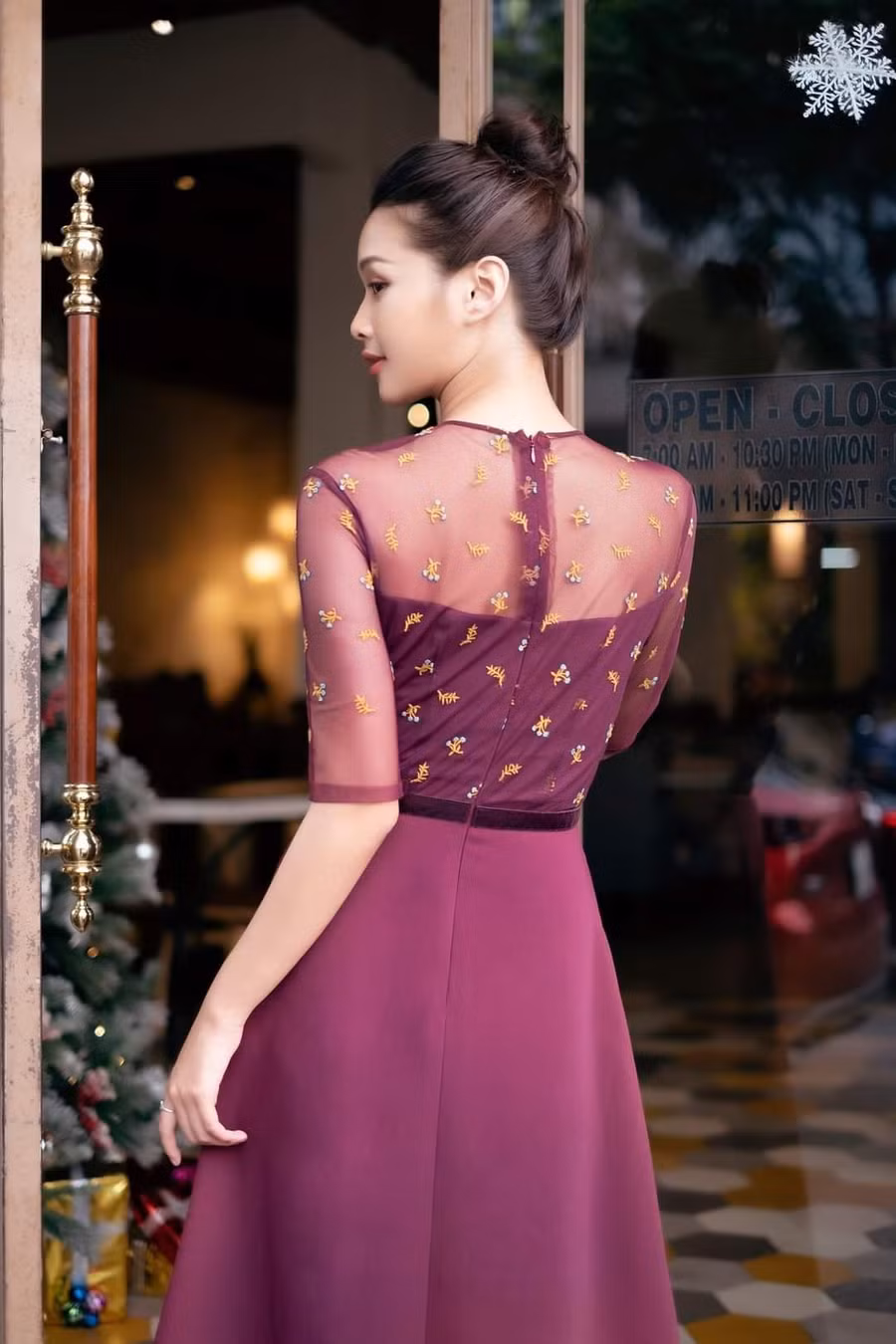 Chọn màu xanh đậm sắc Noel