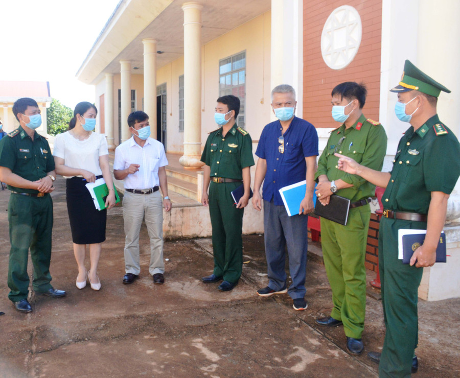 Cán bộ Đồn Biên phòng Cửa khẩu Quốc tế Lệ Thanh và xã Ia Dom (huyện Đức Cơ) trao đổi về công tác tuyên truyền, phổ biến, giáo dục pháp luật. Ảnh: Vĩnh Hoàng Cán bộ Đồn Biên phòng Cửa khẩu Quốc tế Lệ Thanh và xã Ia Dom (huyện Đức Cơ) trao đổi về công tác tuyên truyền, phổ biến, giáo dục pháp luật. Ảnh: Vĩnh Hoàng