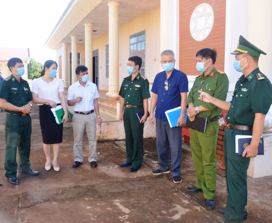 Cán bộ Đồn Biên phòng Cửa khẩu Quốc tế Lệ Thanh và xã Ia Dom (huyện Đức Cơ) trao đổi về công tác tuyên truyền, phổ biến, giáo dục pháp luật. Ảnh: Vĩnh Hoàng