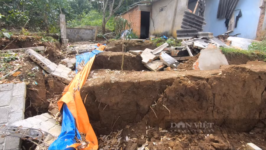 Các công trình phụ và nhà của người dân bị hư hỏng do sụt lún gây ra. Ảnh: Văn Long.