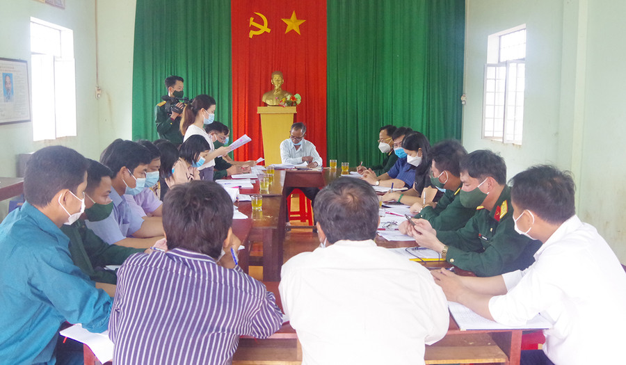 Toàn cảnh buổi sinh hoạt Chi bộ Làng Ba. Ảnh: Kim Hồng Toàn cảnh buổi sinh hoạt Chi bộ Làng Ba. Ảnh: Kim Hồng