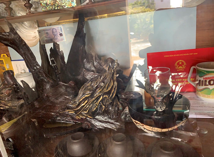 Hình đầu rùa ông Tuấn tự chế tác từ một gốc cây.
