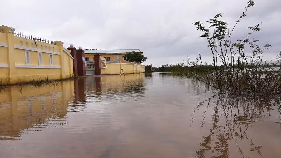Đường đến Trường mầm non và tiểu học xã Cát Chánh ngập lũ. Ảnh: Minh Lê