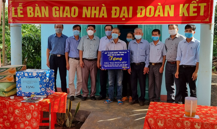 Quang cảnh lễ bàn giao nhà cho bà Đinh Thị Ngát. Ảnh: Hạ Vy