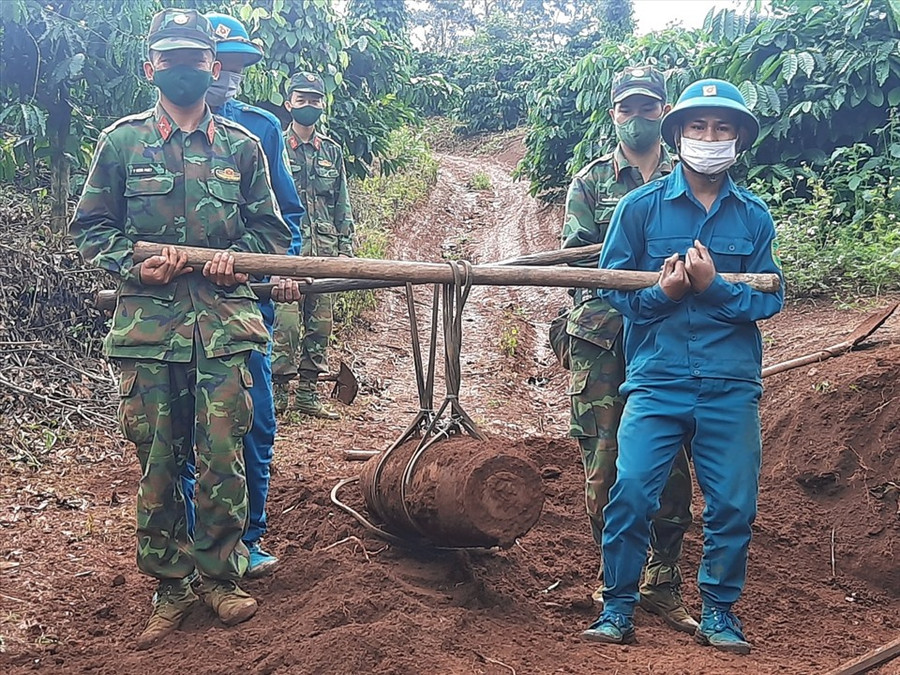 Quả bom sát thương MK82 được lực lượng chức năng di dời, hủy nổ an toàn. Ảnh: Bảo Lâm