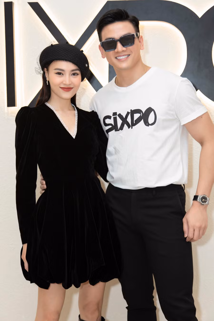 Tại đây, Ninh Dương Lan Ngọc vui vẻ khi hội ngộ diễn viên Lê Xuân Tiền. Anh diện áo phông, quần âu năng động. Cả hai kết hợp ăn ý trong 2 phần phim Gái già lắm chiêu, hiện cùng thuộc một công ty quản lý. Ảnh: Huy Nguyễn, Đinh Trung Tín Tại đây, Ninh Dương Lan Ngọc vui vẻ khi hội ngộ diễn viên Lê Xuân Tiền. Anh diện áo phông, quần âu năng động. Cả hai kết hợp ăn ý trong 2 phần phim Gái già lắm chiêu, hiện cùng thuộc một công ty quản lý. Ảnh: Huy Nguyễn, Đinh Trung Tín