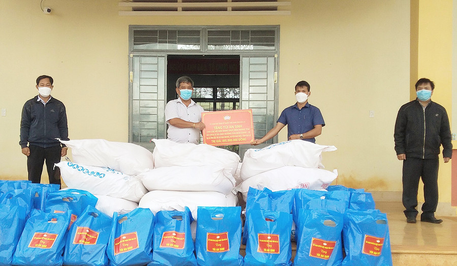  Chủ tịch Ủy ban MTTQ Việt Nam tỉnh Hồ Văn Điềm trao tặng túi an sinh cho các hộ có hoàn cảnh khó khăn tại xã Hà Bầu. Ảnh: Lê Đại