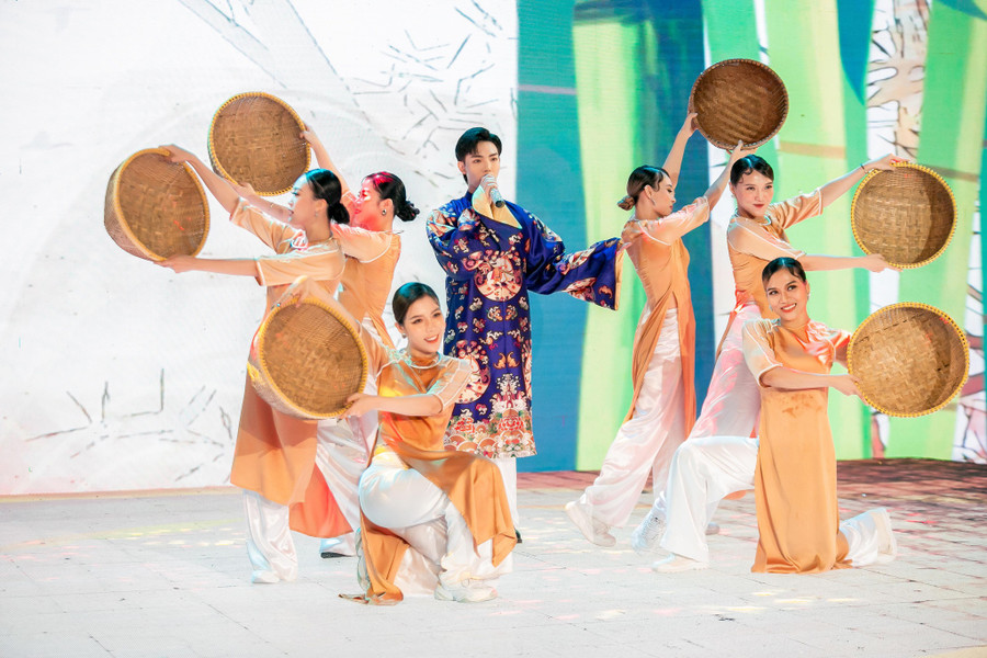 Erik chiến thắng khi mang ca khúc truyền tải tinh thần dân tộc lên sân khấu. Ảnh: BTC