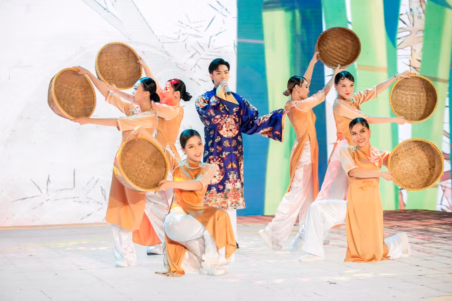 Erik chiến thắng khi mang ca khúc truyền tải tinh thần dân tộc lên sân khấu. Ảnh: BTC