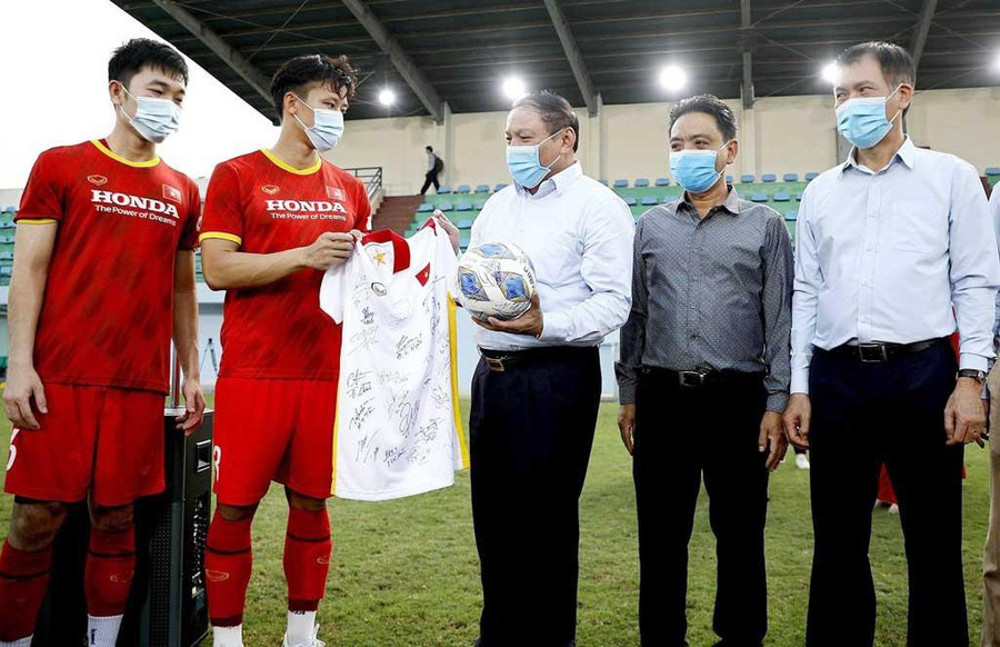 Bộ trưởng VH-TT-DL, tân Chủ tịch Ủy ban Olympic Việt Nam Nguyễn Văn Hùng động viên tuyển Việt Nam. Ảnh: Minh Tú