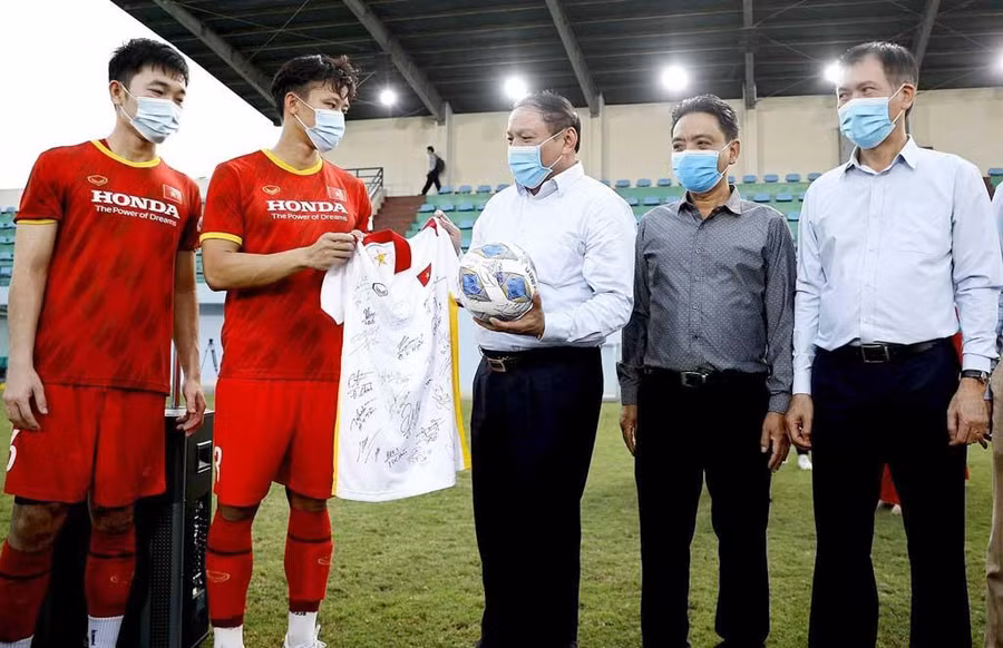 Bộ trưởng VH-TT-DL, tân Chủ tịch Ủy ban Olympic Việt Nam Nguyễn Văn Hùng động viên tuyển Việt Nam. Ảnh: Minh Tú