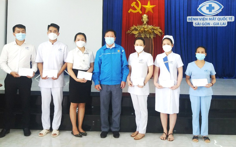  Liên đoàn Lao động tỉnh Gia Lai trao quà đại diện cho y-bác sĩ bị F0, F1 tại Bệnh viện Mắt Quốc tế Sài Gòn-Gia Lai. Ảnh; Đinh Yến