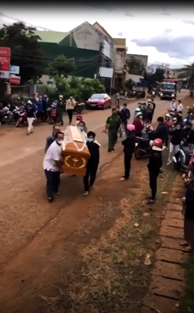 4 người đàn ông khiêng quan tài vào nhà bà N. để đòi nợ. Ảnh: Cắt từ clip