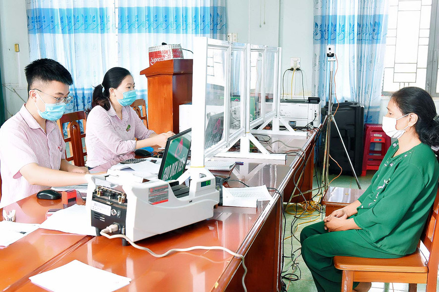 1.Khách hàng đến làm thủ tục vay vốn tại Phòng Giao dịch Ngân hàng Chính sách xã hội huyện Ia Grai.