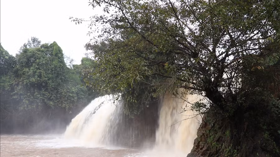 Hai dòng thác chính chảy quanh năm suốt tháng chưa bao giờ cạn. Ảnh: Sầm Ánh
