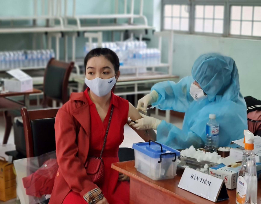 Nhân viên y tế tiêm vắc xin phòng Covid-19 cho người dân TP. Pleiku. Ảnh: Như Nguyện