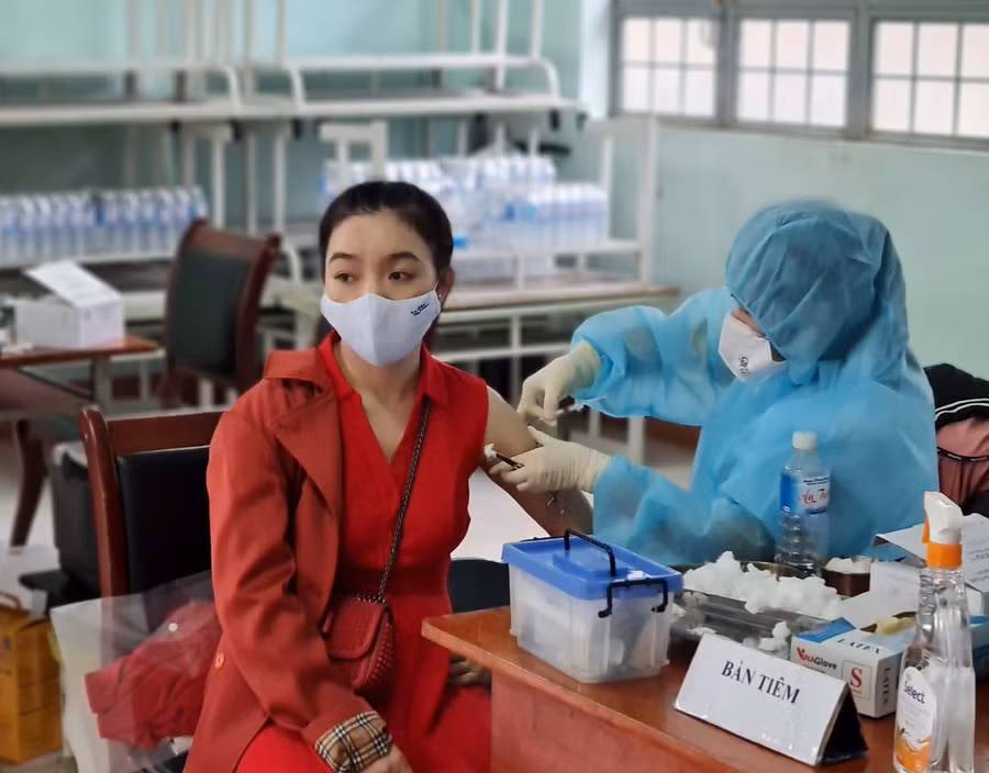 Nhân viên y tế tiêm vắc xin phòng Covid-19 cho người dân TP. Pleiku. Ảnh: Như Nguyện