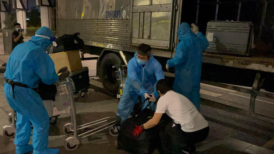 Hành lý được chất lên xe thùng sắt