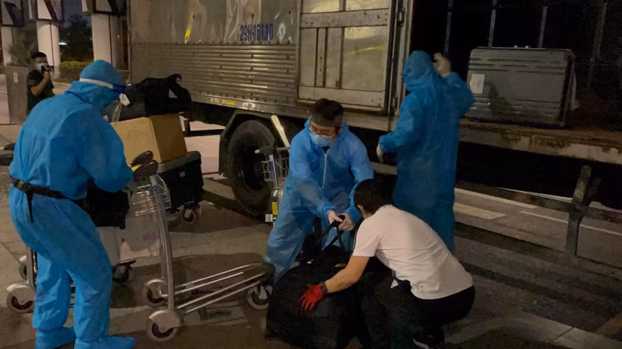 Hành lý được chất lên xe thùng sắt