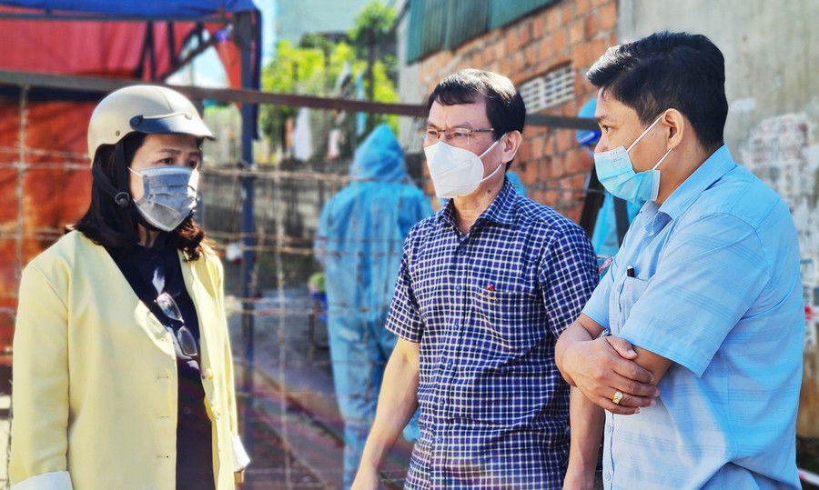  Bí thư Thành ủy Pleiku Trịnh Duy Thuân (giữa) kiểm tra công tác phòng-chống dịch tại phường Yên Đổ. Ảnh: Bá Bính