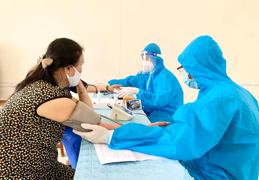 Khám sàng lọc cho người dân trước khi tiêm chủng. Ảnh: Như Nguyện