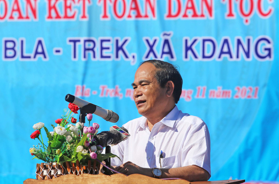 Chủ tịch UBND Võ Ngọc Thành hoan nghênh nỗ lực của dân làng trong việc ngăn chặn dịch bệnh lây lan. Ảnh: Văn Ngọc