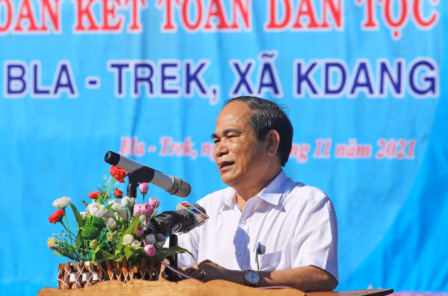 Chủ tịch UBND Võ Ngọc Thành hoan nghênh nỗ lực của dân làng trong việc ngăn chặn dịch bệnh lây lan. Ảnh: Văn Ngọc