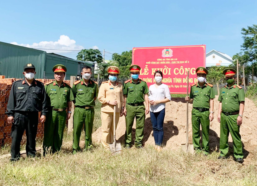 Lãnh đạo các đơn vị trong Cụm thi đua số 2, Công an tỉnh khởi công xây dựng nhà nghĩa tình đồng đội. Ảnh: Nguyễn Hữu Lãnh đạo các đơn vị trong Cụm thi đua số 2, Công an tỉnh khởi công xây dựng nhà nghĩa tình đồng đội. Ảnh: Nguyễn Hữu