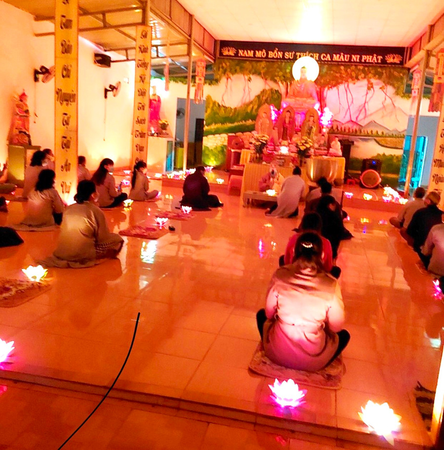 Phật tử chùa Bửu Thành thắp nến cầu nguyện hưởng ứng lễ tưởng niệm đồng bào tử vong và cán bộ, chiến sĩ hy sinh trong đại dịch Covid-19. Ảnh. Đinh Yến