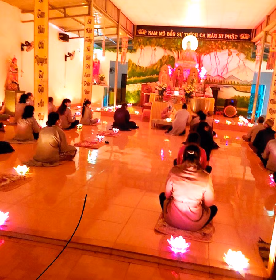 Phật tử chùa Bửu Thành thắp nến cầu nguyện hưởng ứng lễ tưởng niệm đồng bào tử vong và cán bộ, chiến sĩ hy sinh trong đại dịch Covid-19. Ảnh. Đinh Yến