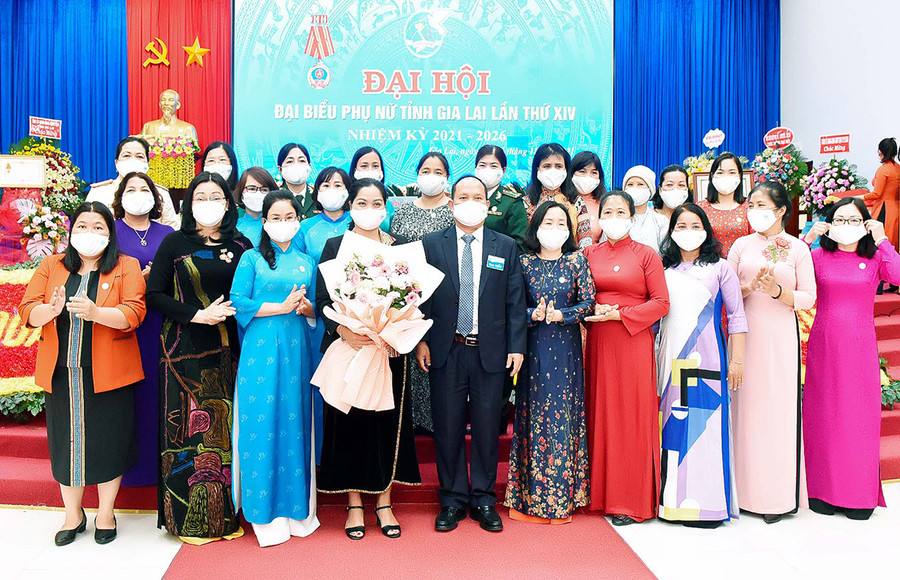 Ban Chấp hành Hội LHPN tỉnh khóa XIV tại điểm cầu trung tâm ra mắt Đại hội. Ảnh: Đức Thụy Ban Chấp hành Hội LHPN tỉnh khóa XIV tại điểm cầu trung tâm ra mắt đại hội. Ảnh: Đức Thụy