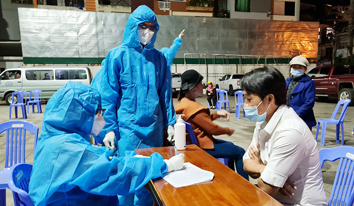 Người dân khai báo y tế, thông tin cá nhân trước khi xét nghiệm. Ảnh: Bá Bính Người dân khai báo y tế, thông tin cá nhân trước khi xét nghiệm. Ảnh: Bá Bính