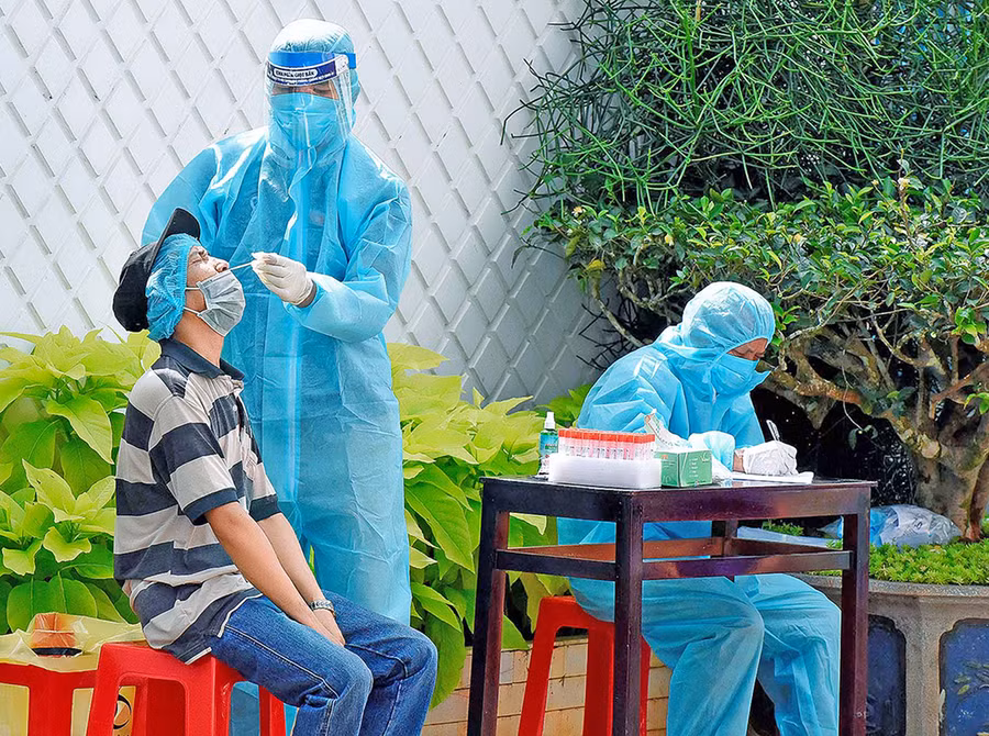  Nhân viên y tế lấy mẫu xét nghiệm cho người dân tại TP. Pleiku. Ảnh: Đức Thụy